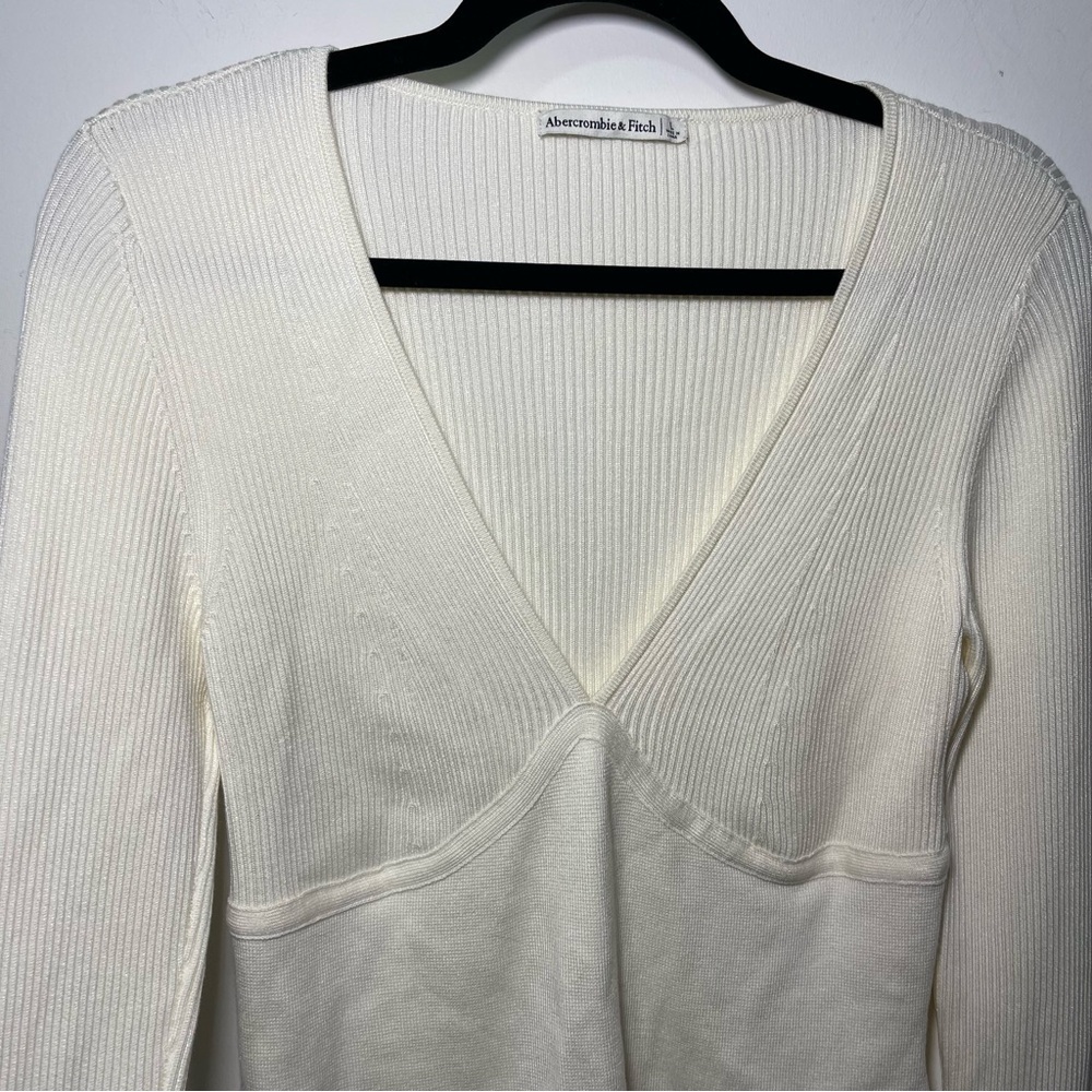 Abercombie & Fitch women's Cream long sleeve v neck ribbed bodysuit in size L - Picture 3 of 8